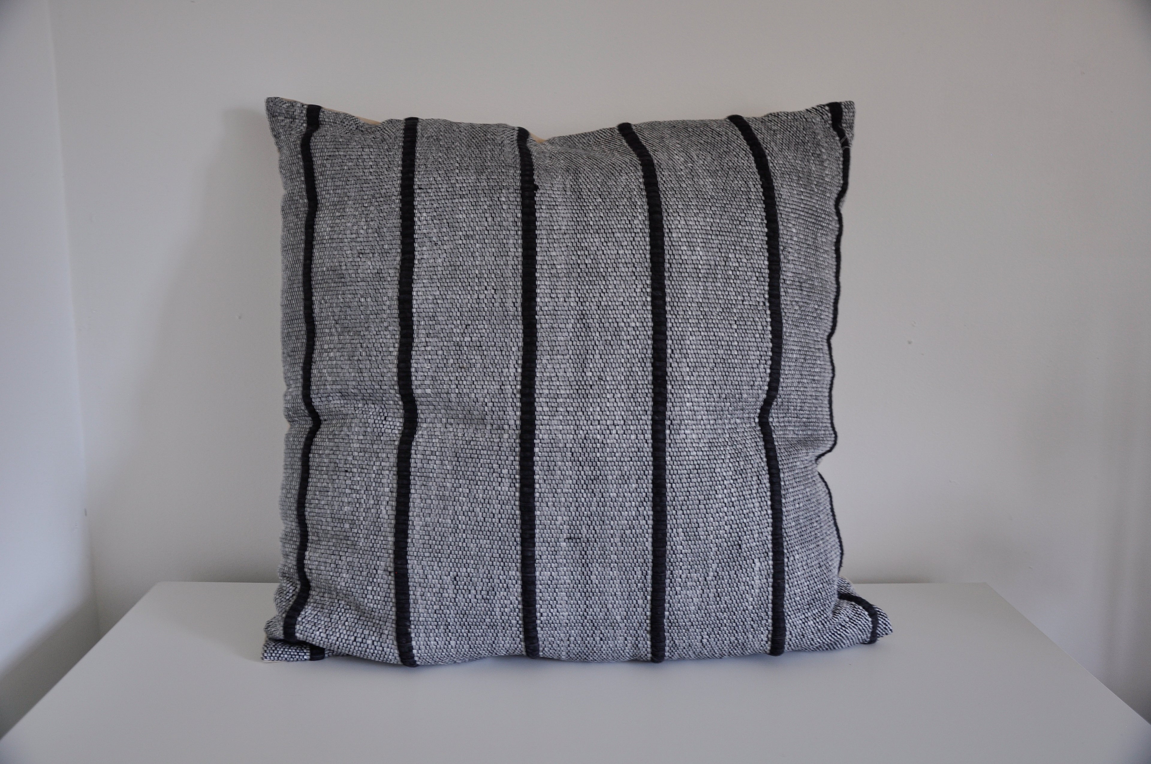 Cojín Gris con Lineas