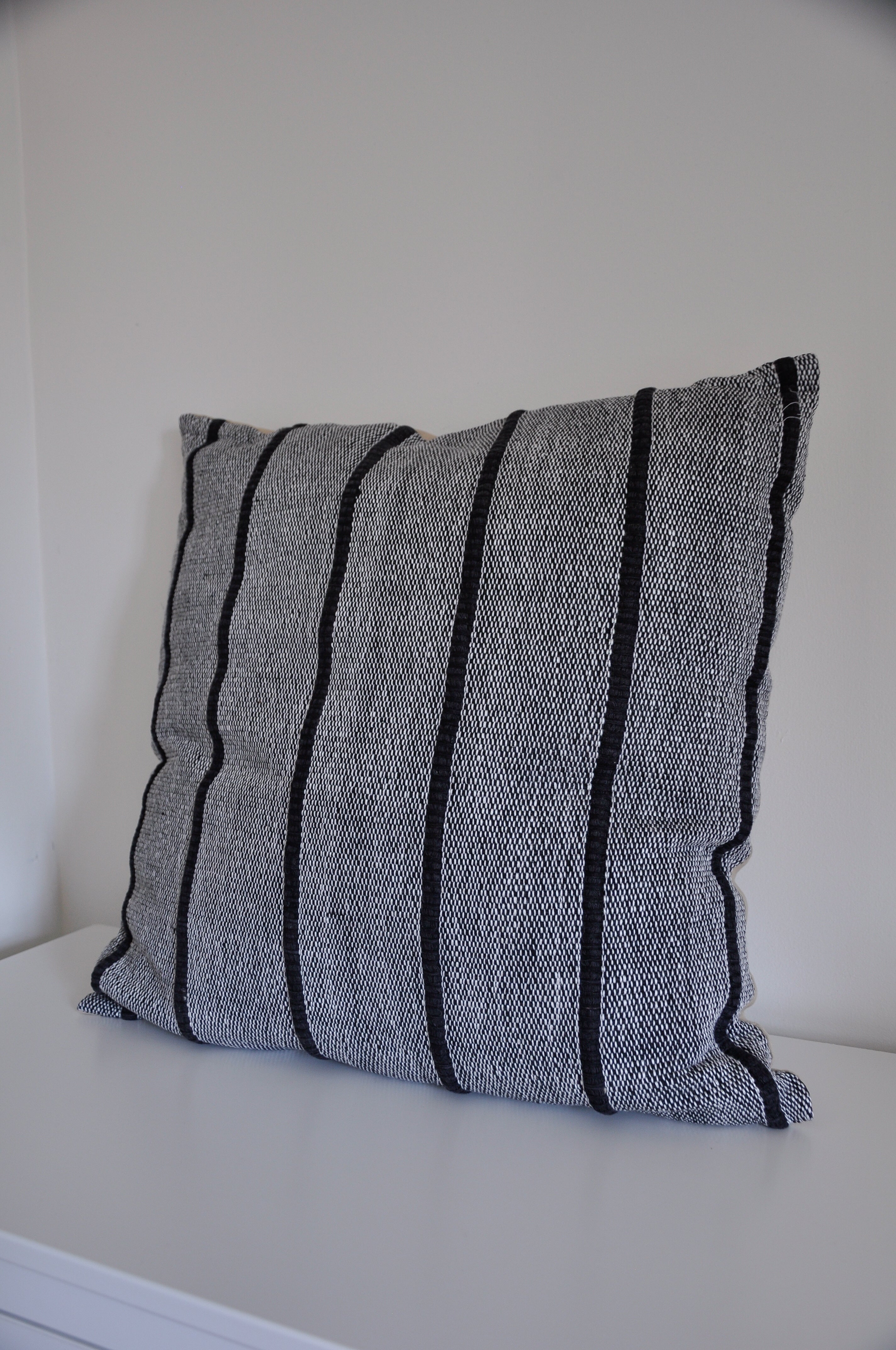 Cojín Gris con Lineas
