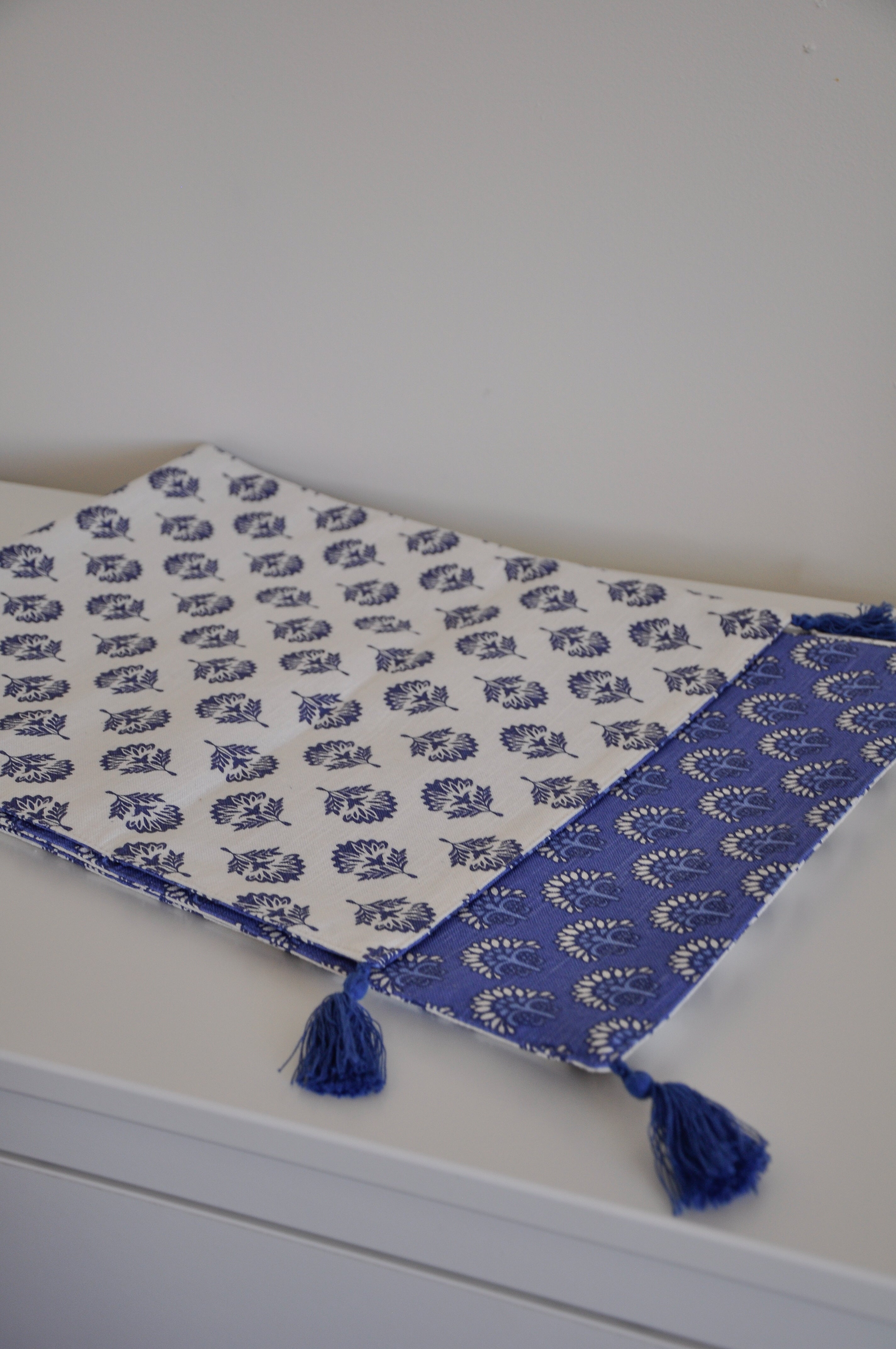 Caminito de mesa azul con borlas