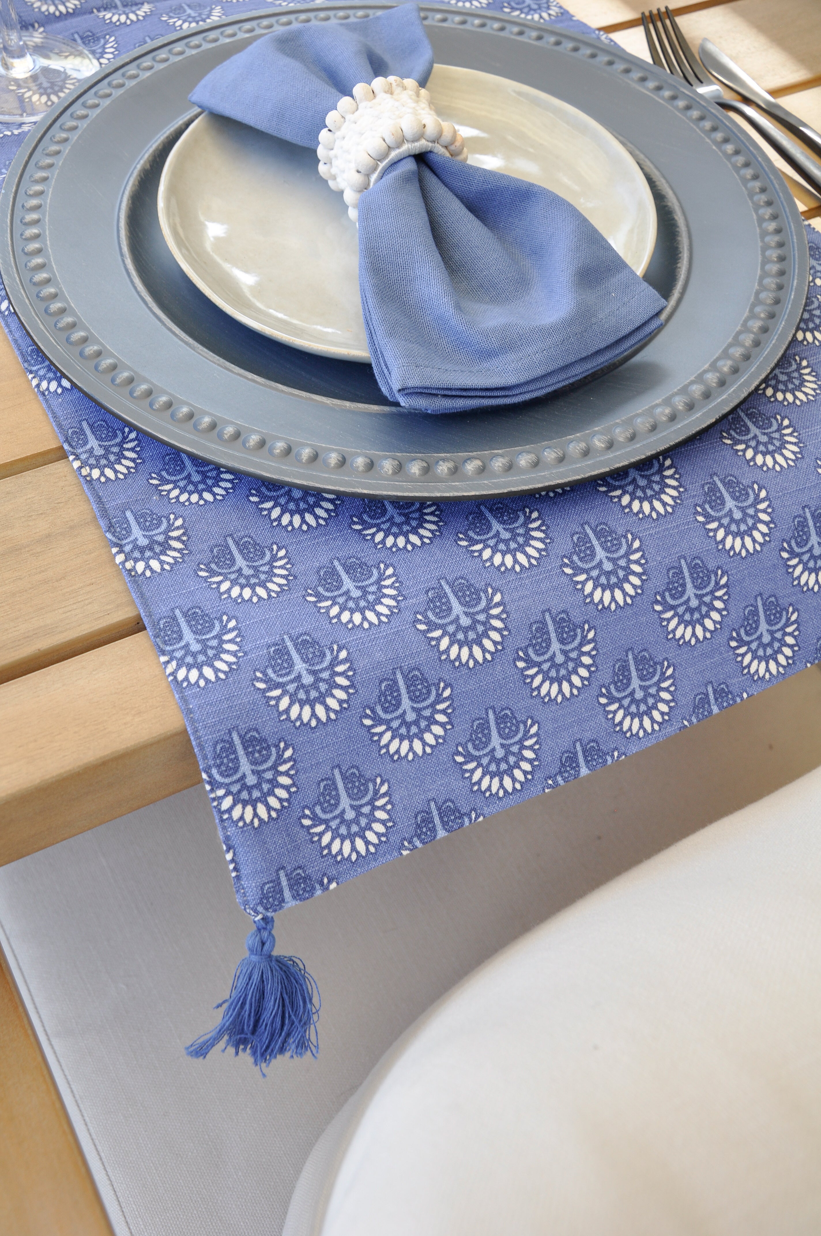 Caminito de mesa azul con borlas